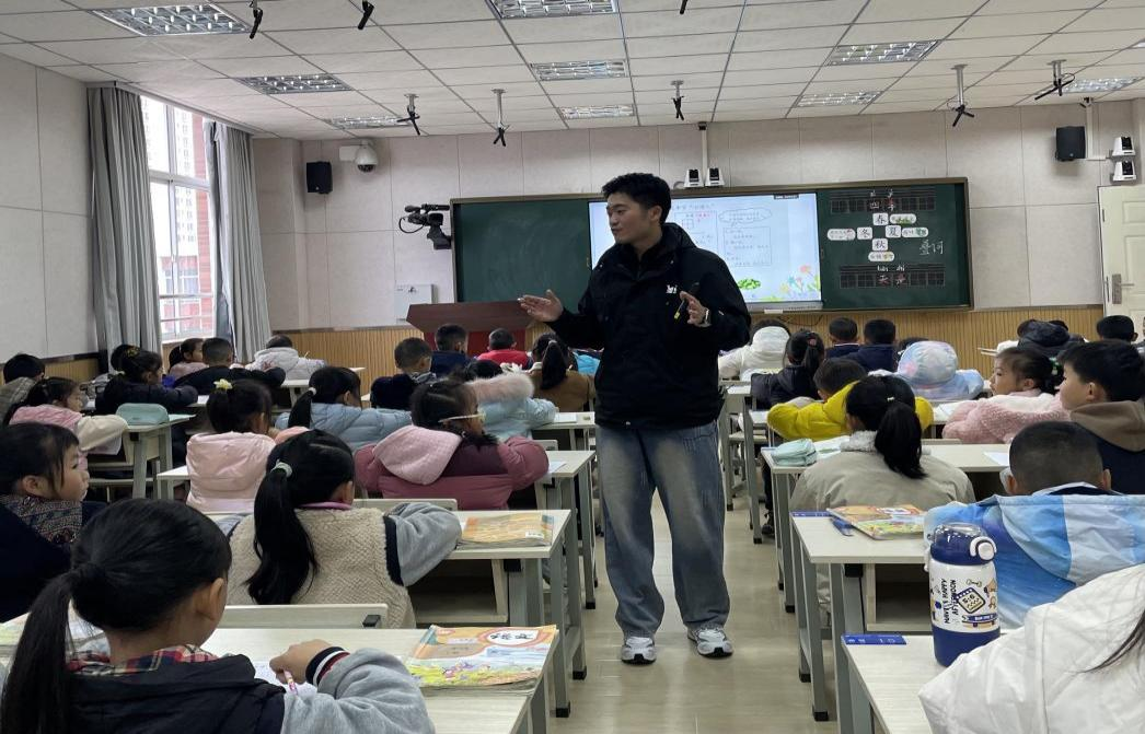 图12曲靖市第二小学李跳老师执教《四季》》教学现场